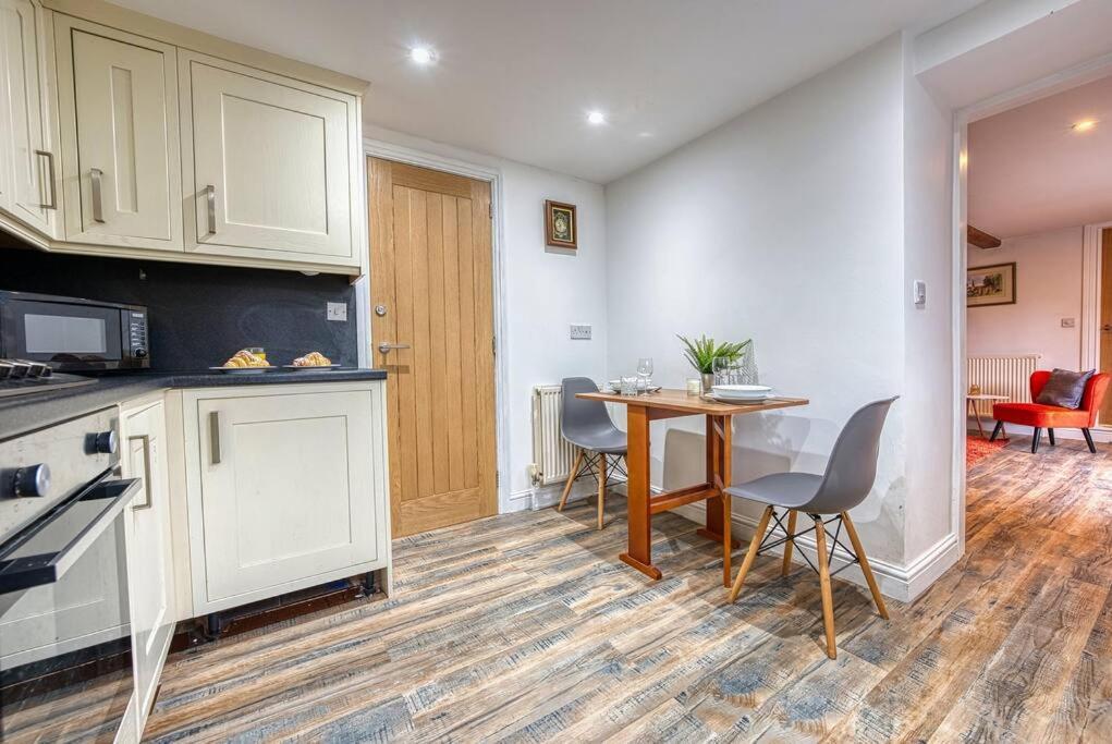 Delightful Two-Bedroom Cottage In The Heart Of Bakewell Buitenkant foto