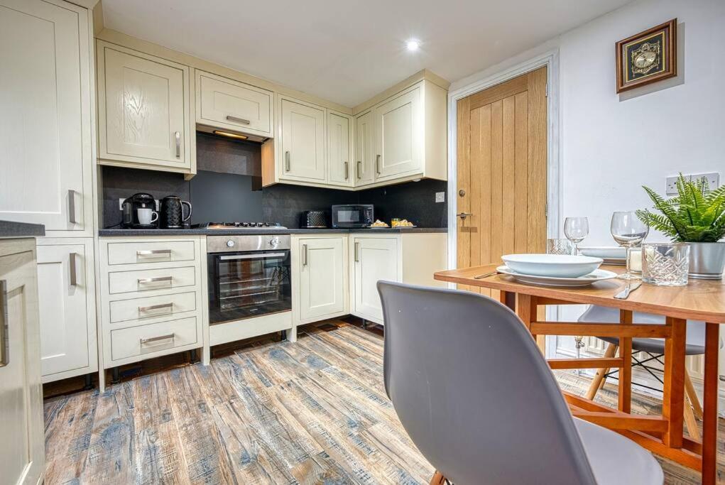 Delightful Two-Bedroom Cottage In The Heart Of Bakewell Buitenkant foto