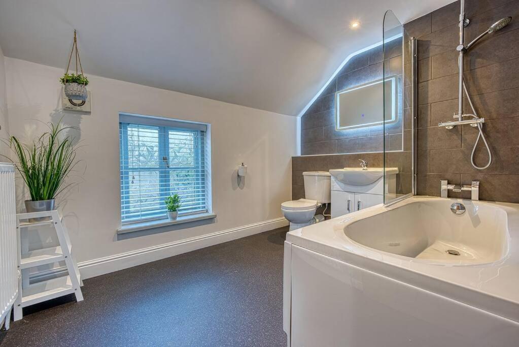 Delightful Two-Bedroom Cottage In The Heart Of Bakewell Buitenkant foto