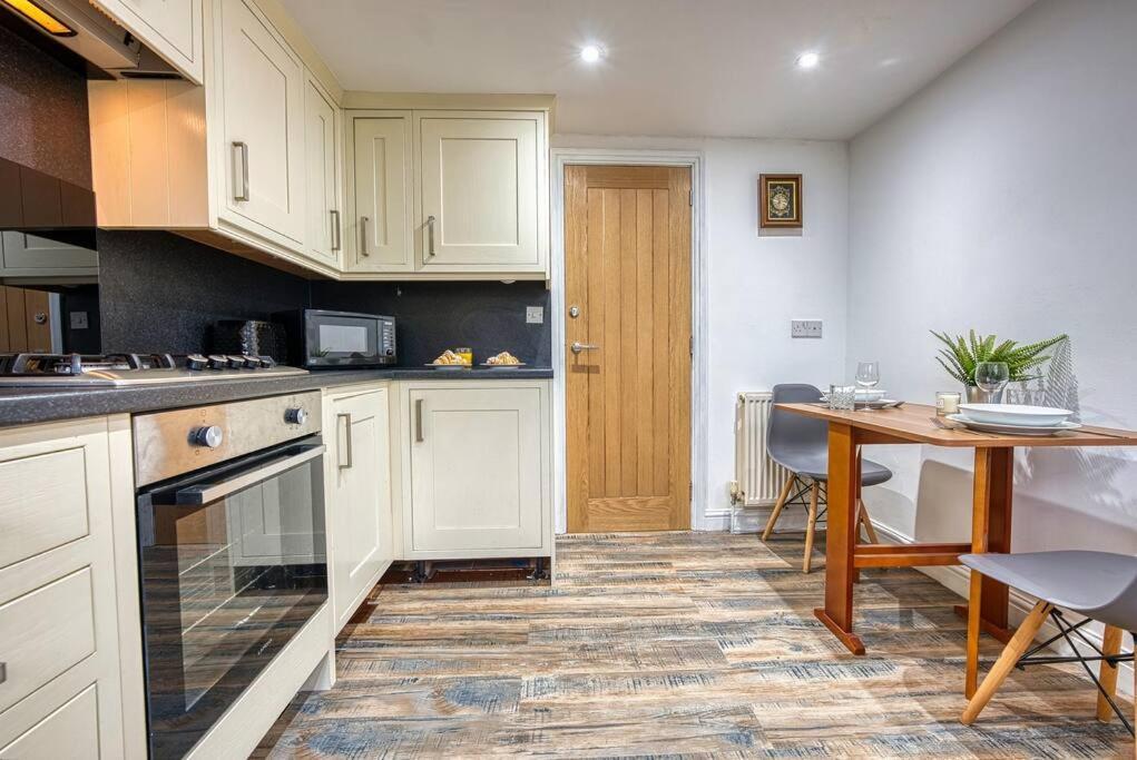 Delightful Two-Bedroom Cottage In The Heart Of Bakewell Buitenkant foto